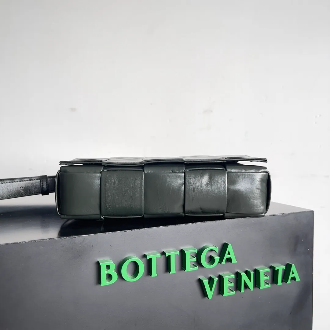 Batch 1680 𝒃𝒐𝒕𝒕𝒆𝒈𝒂 𝒗𝒆𝒏𝒆𝒕𝒂-New style 𝒄𝒂𝒔𝒔𝒆𝒕𝒕𝒆 The new cassette is really for both men and women 🉑️, the leather surface is changed from lamb to waxed calfskin, the gloss is 💯, the shoulder straps are matched with classic triangle elements, exquisite and fashionable, a street photography artifact (ps: super practical‼️) 🌈Only the highest-end in the market, welcome to compare Size: 23*15*5cm.      Model: 667298